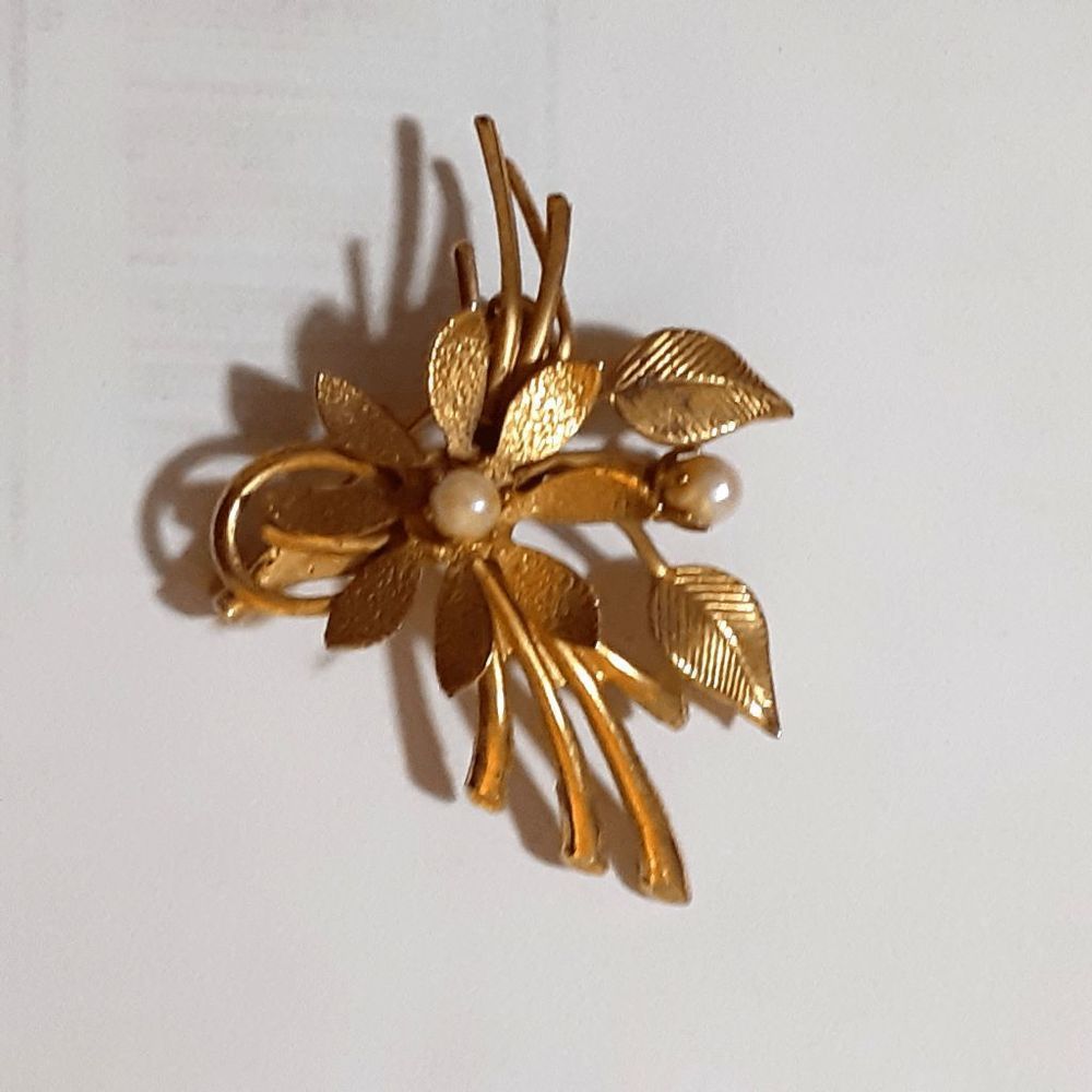 Vintage Gold Tone Delicate Brooch Floral Faux Pearls Pin 1.5"